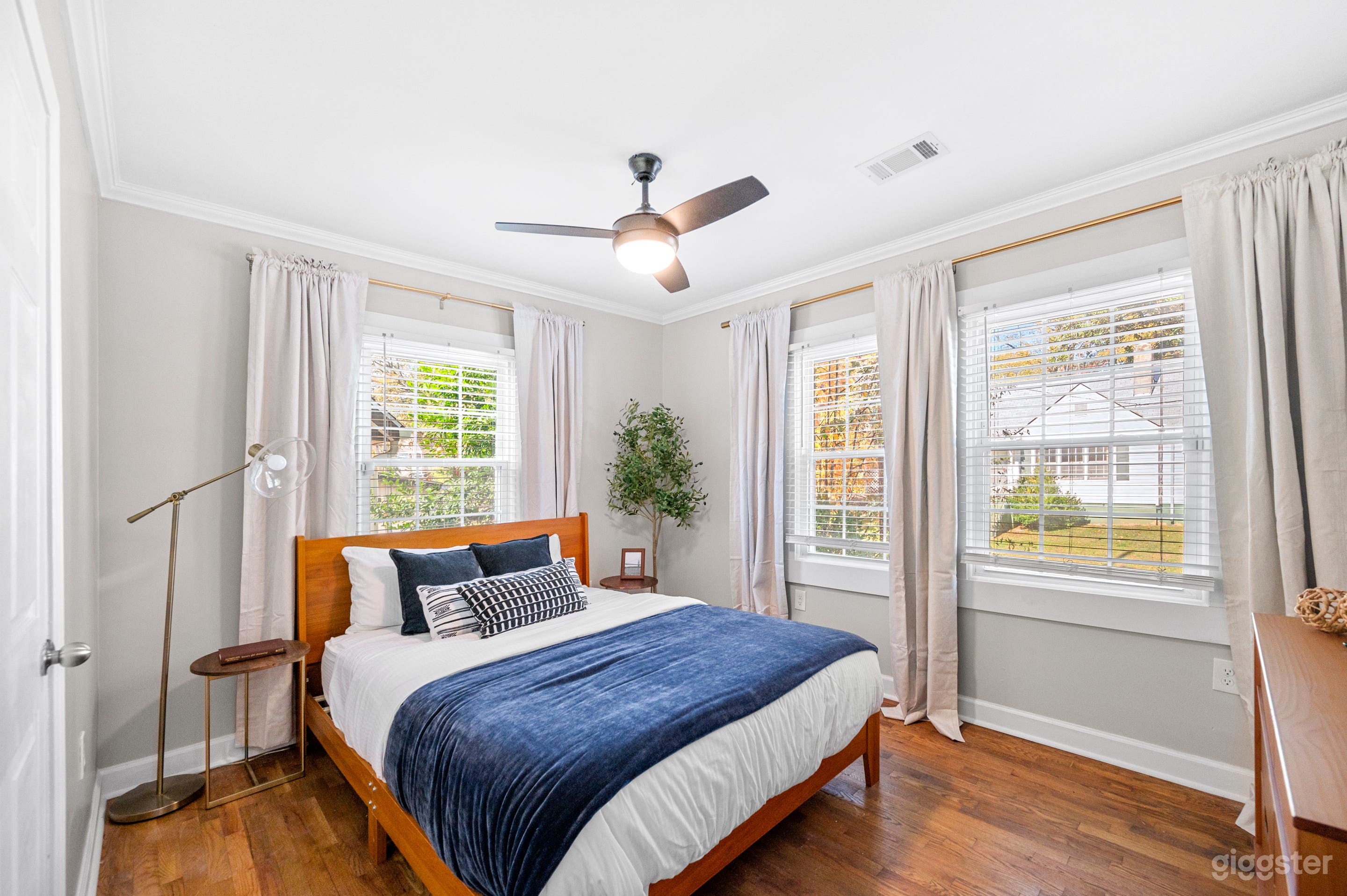 Modern 1940s Bungalow Home in East Point Photo 2