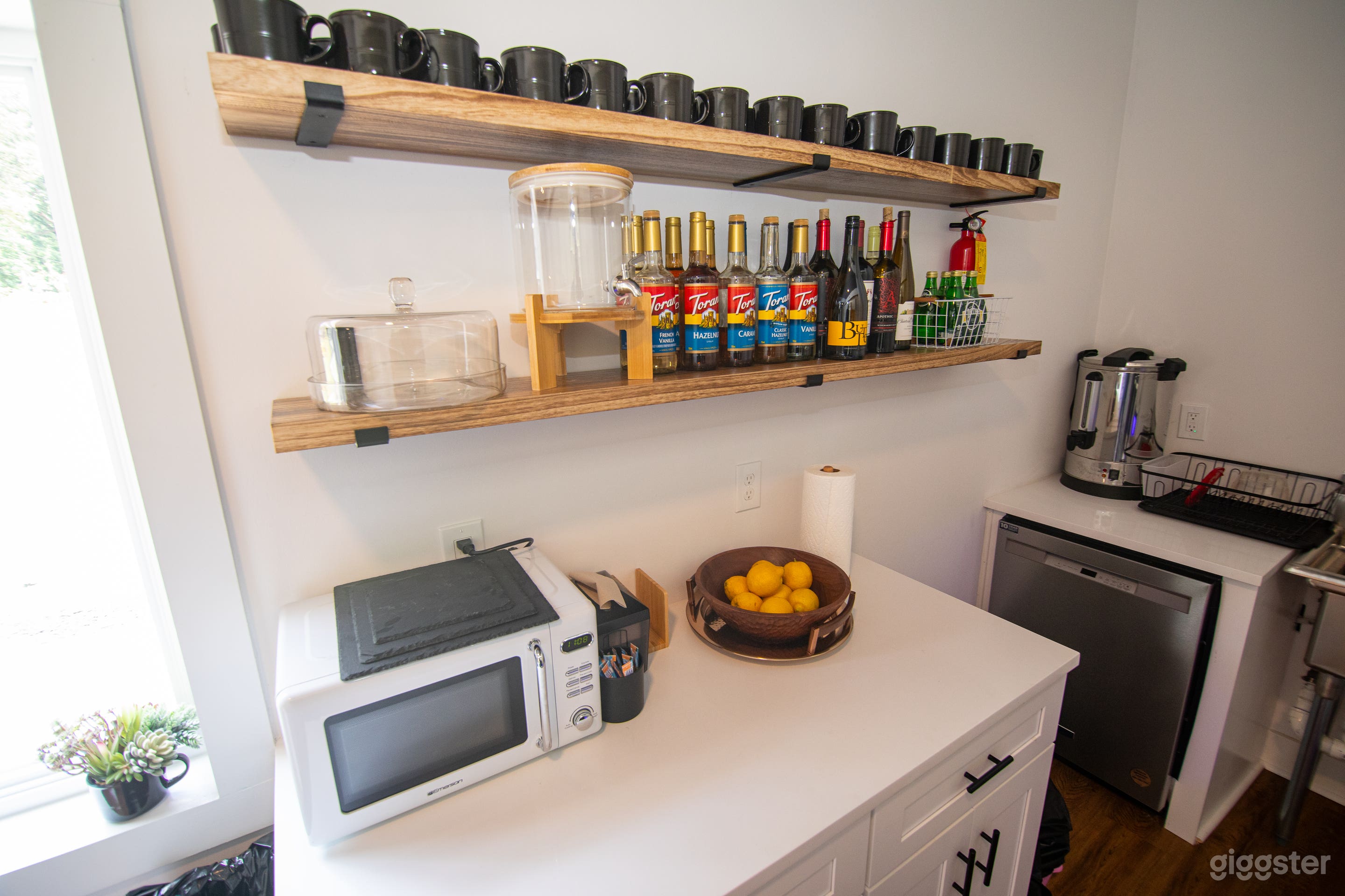 Tranquil Indoor-Outdoor Event Oasis w/ Lounge Photo 4