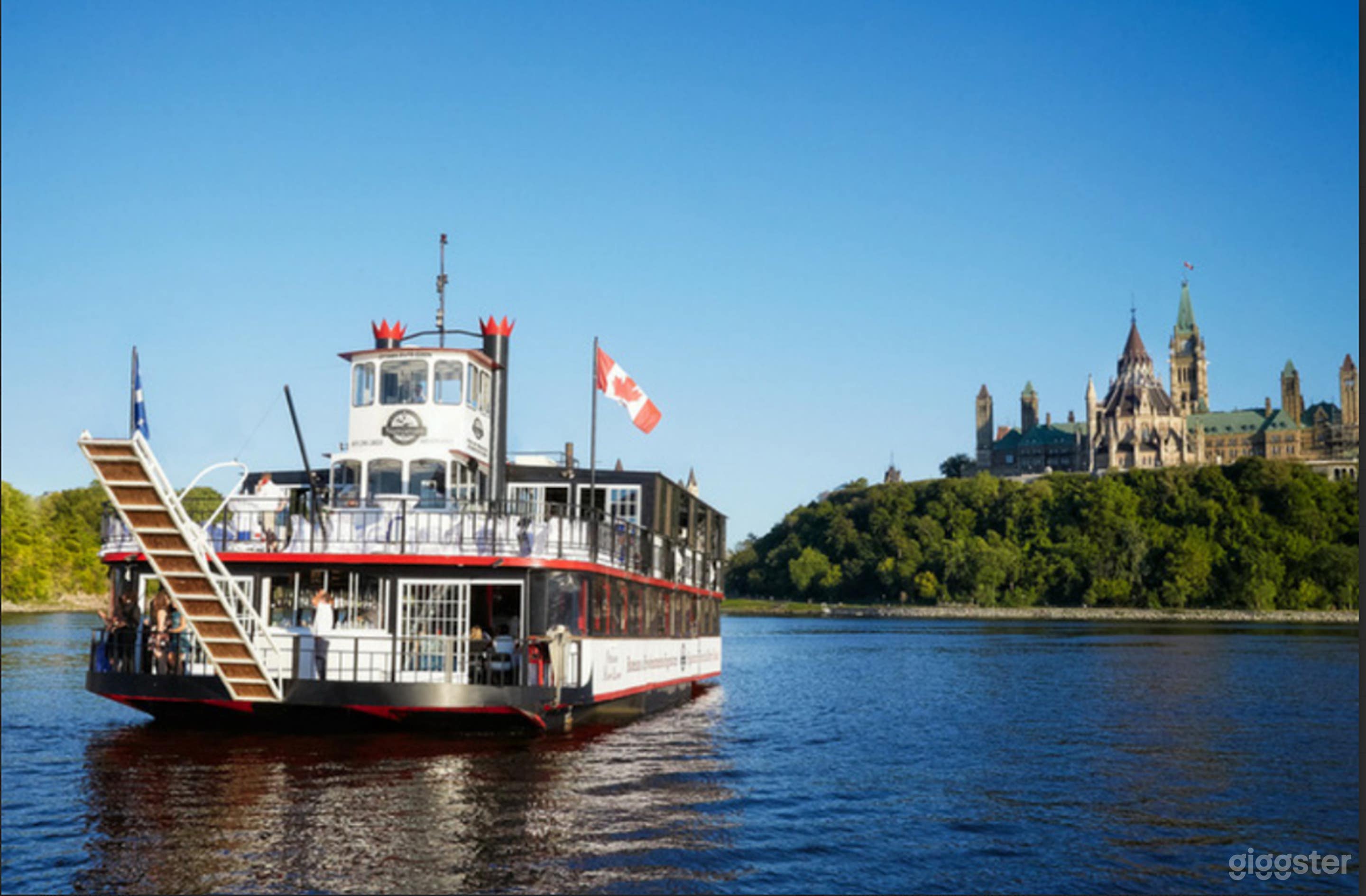 Luxury Boat Rental Photo 2