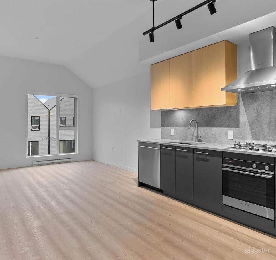 Stunning Condo Space  Photo 3