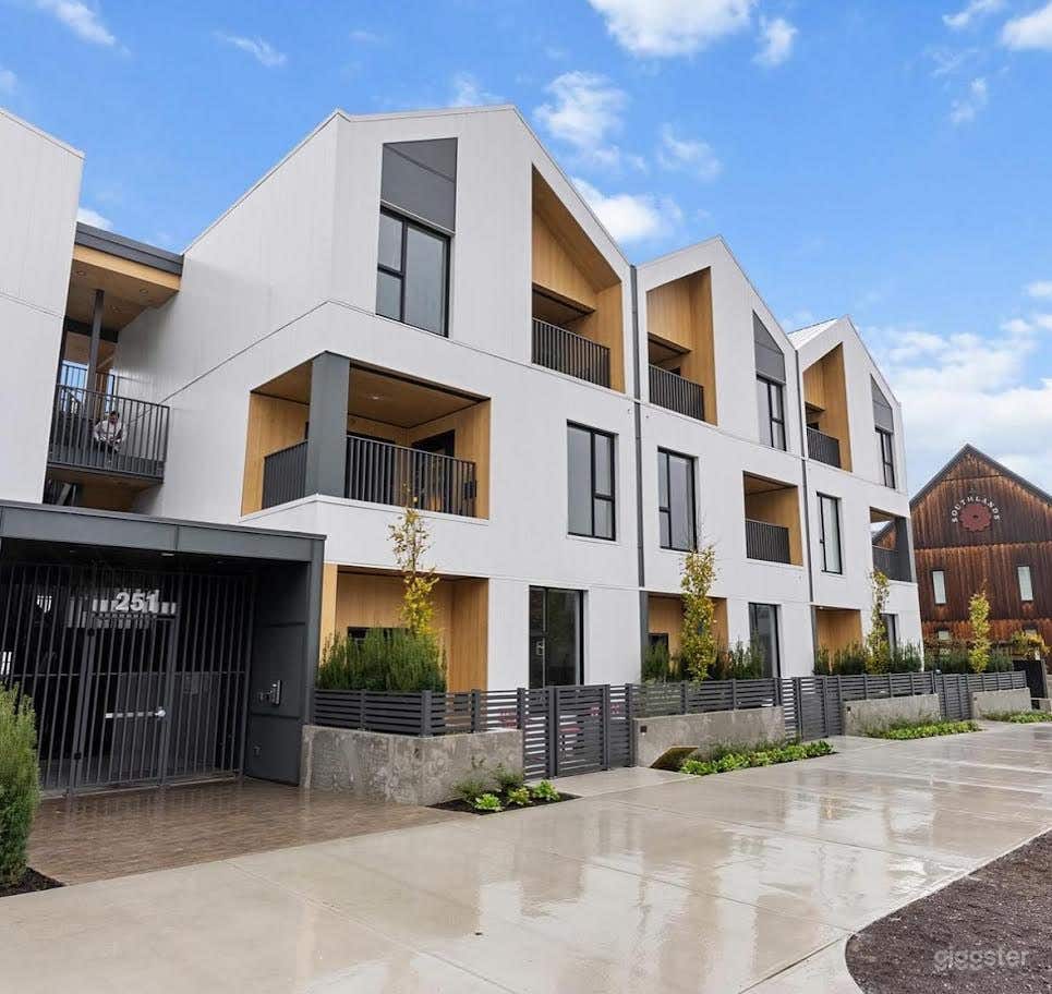 Stunning Condo Space  Photo 1