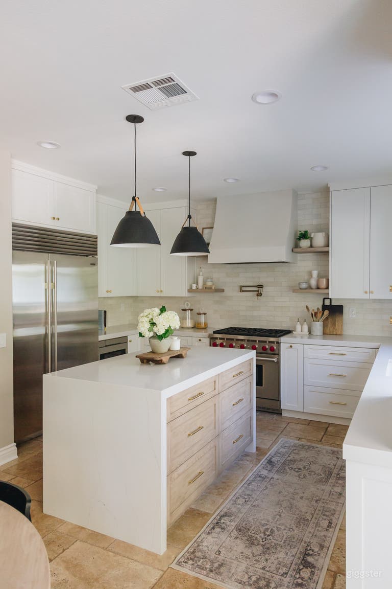  Spacious home w/ entertainers pool & kitchen 