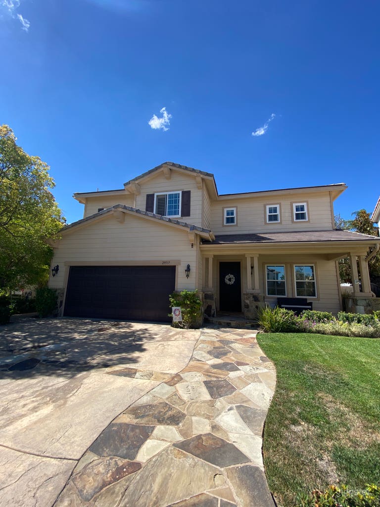  Spacious home w/ entertainers pool & kitchen 