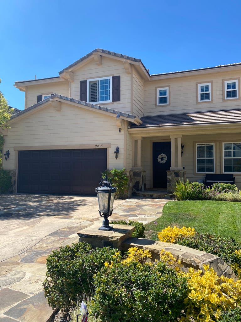  Spacious home w/ entertainers pool & kitchen 