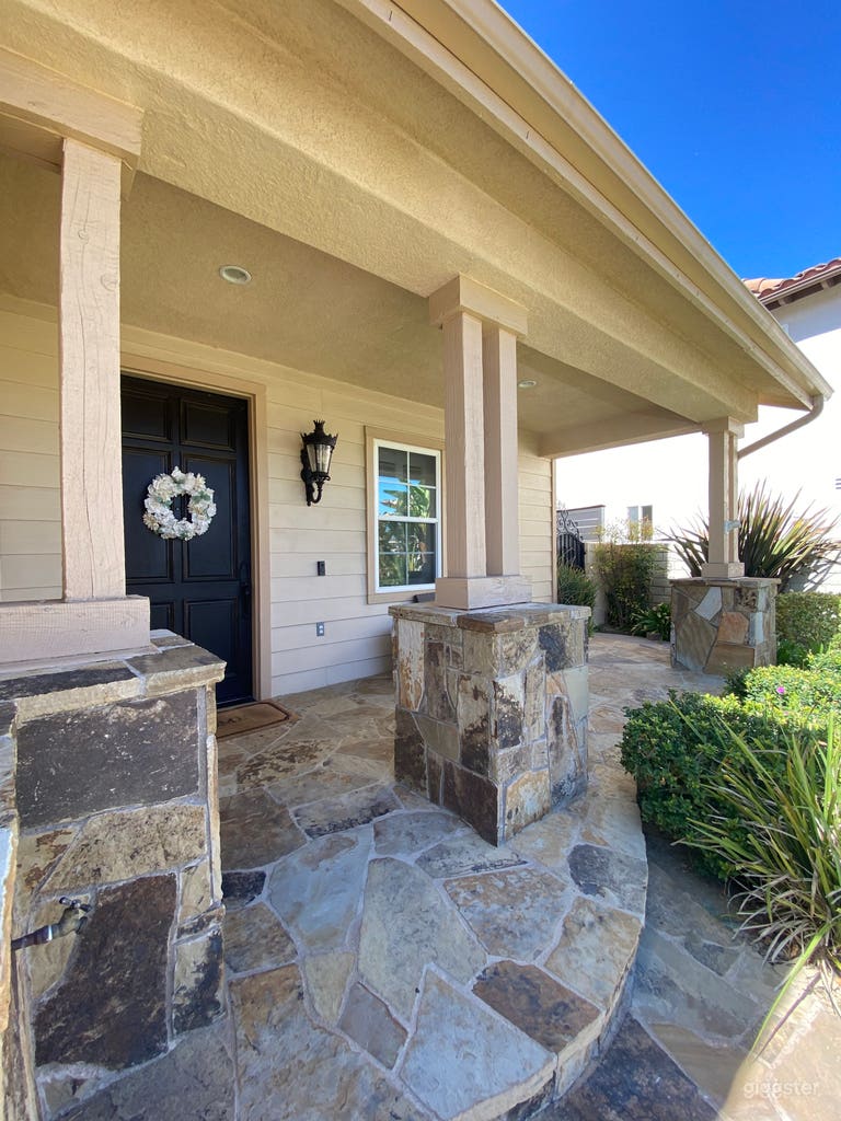  Spacious home w/ entertainers pool & kitchen 