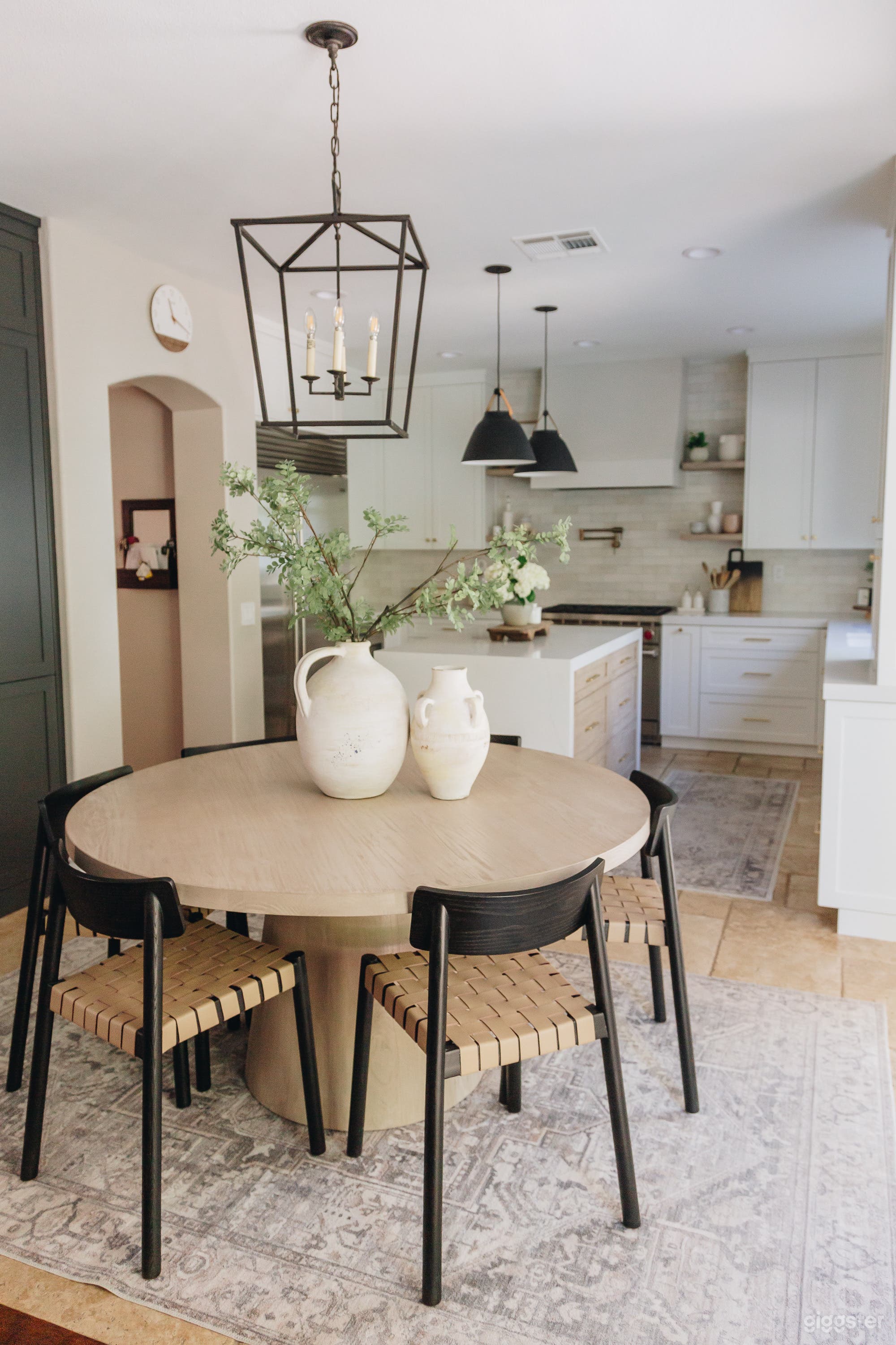 Spacious home w/ entertainers pool &amp; kitchen Photo 1