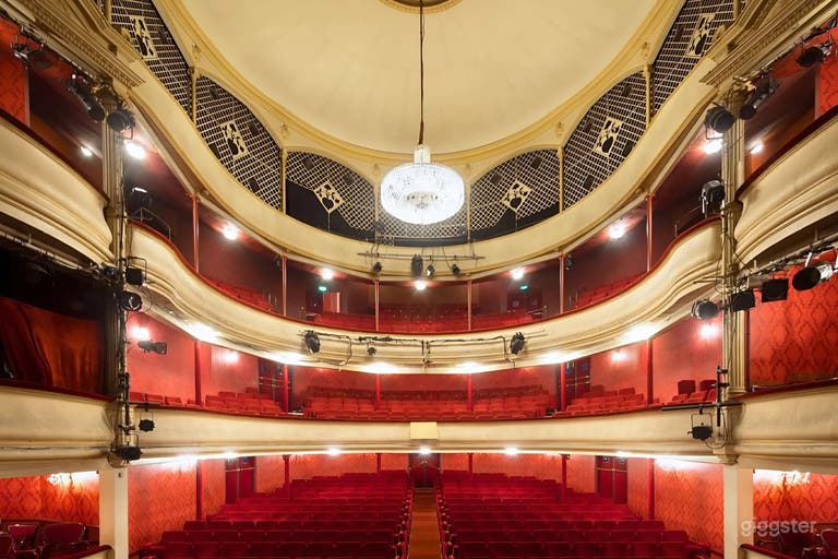  Théâtre historique parisien avec plusieurs espaces événement 