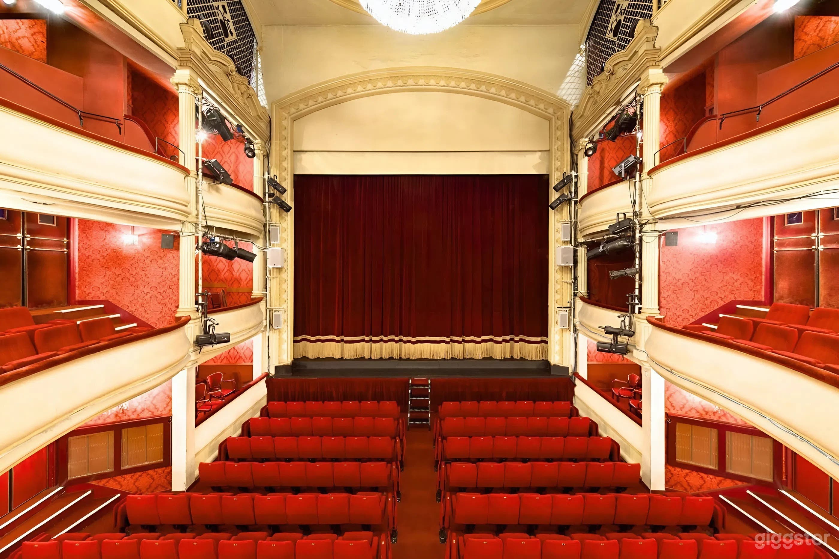 Photo de Théâtre historique parisien avec plusieurs espaces événement 1
