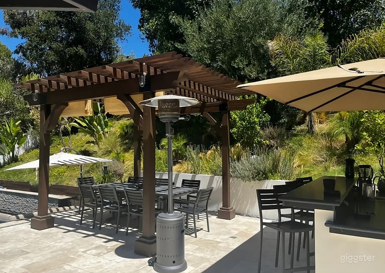  Modern Resort Style Backyard 