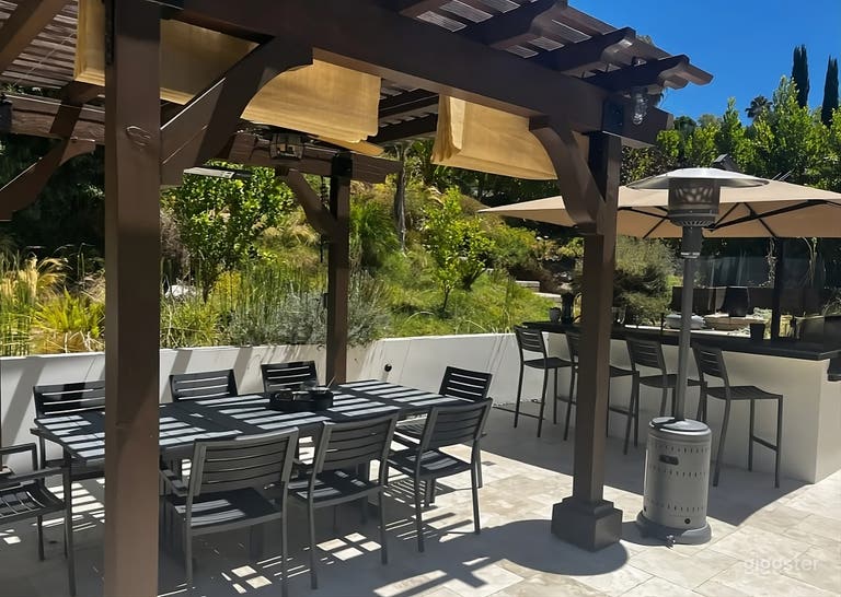  Modern Resort Style Backyard 