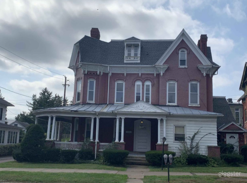 1900 Victorian Home with and 12 foot ceilings Photo 4