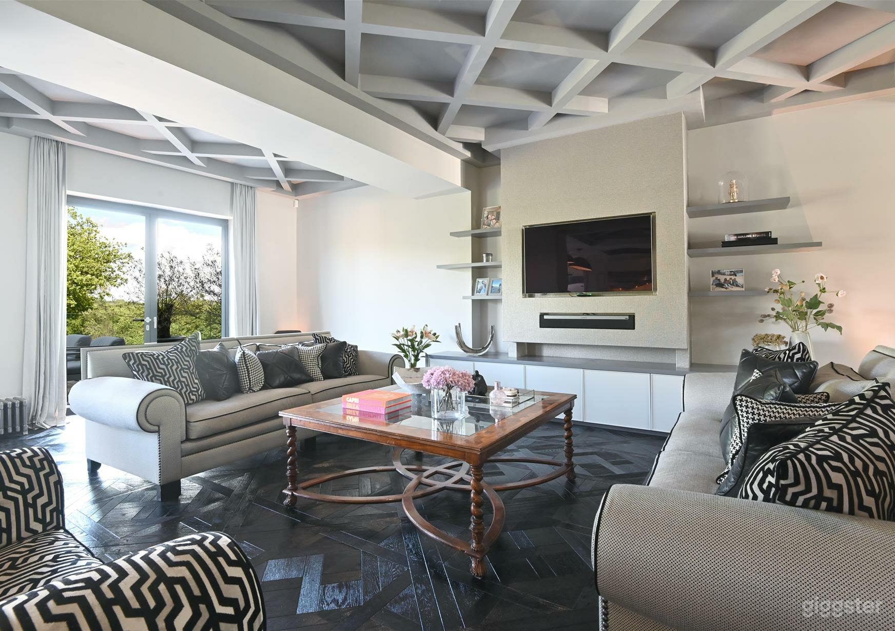 Victorian Luxury Mansion With Indoor Pool, Cinema &amp; Gym Photo 3