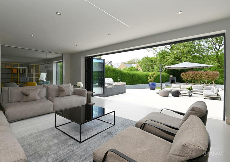  Victorian Luxury Mansion With Indoor Pool, Cinema & Gym 