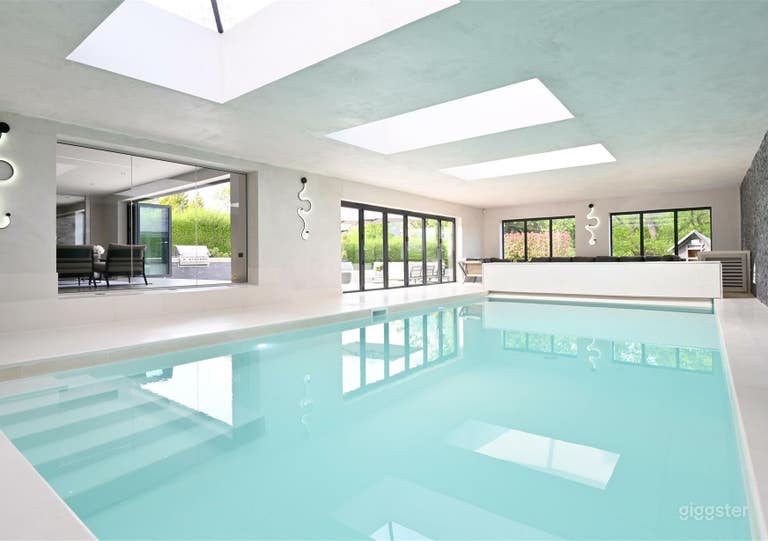  Victorian Luxury Mansion With Indoor Pool, Cinema & Gym 