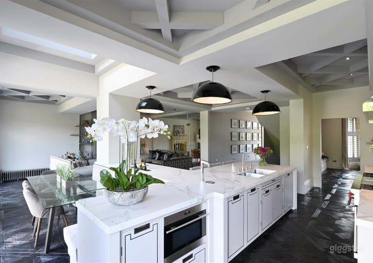  Victorian Luxury Mansion With Indoor Pool, Cinema & Gym 