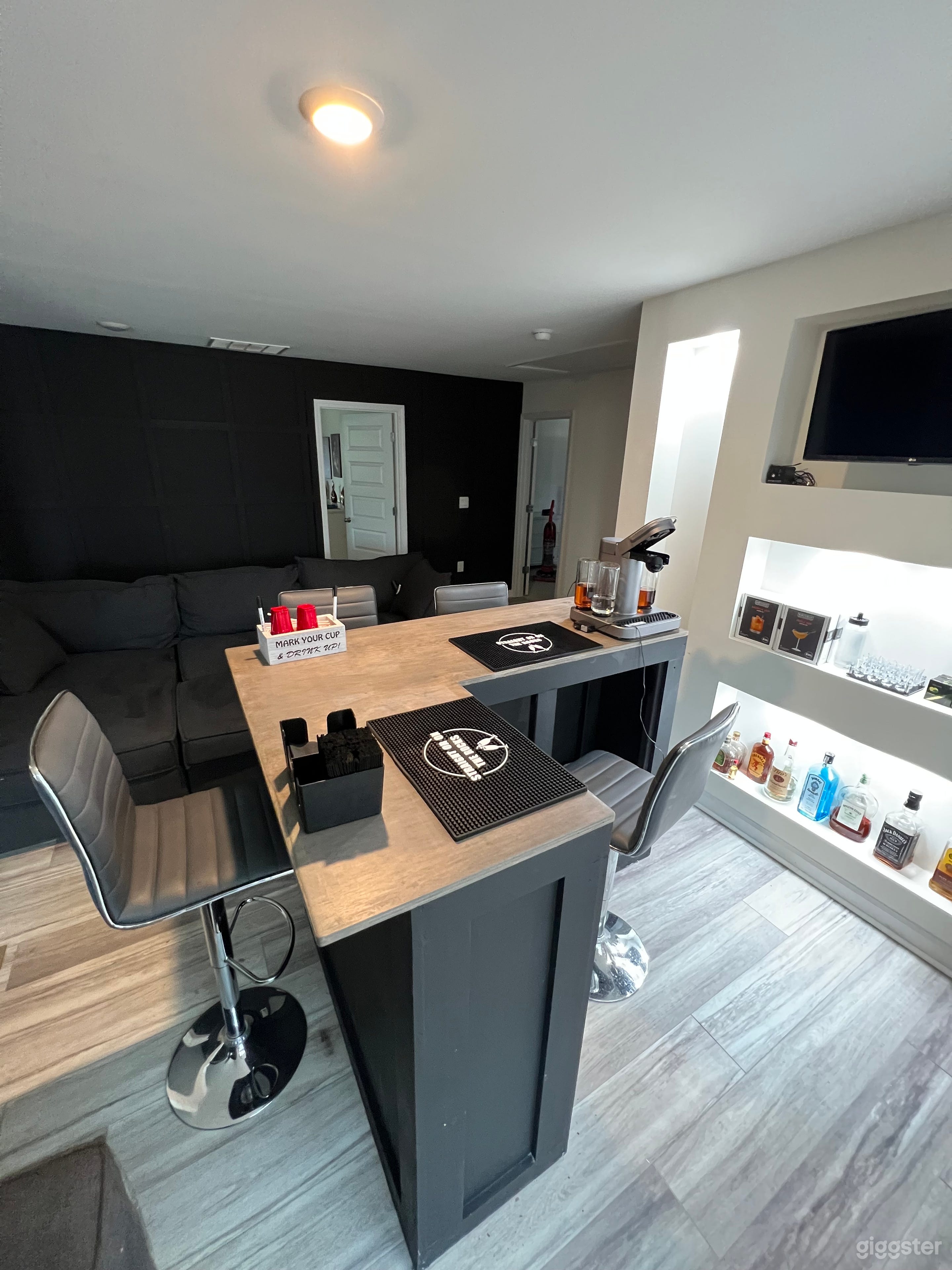 Modern Black House Photo 3