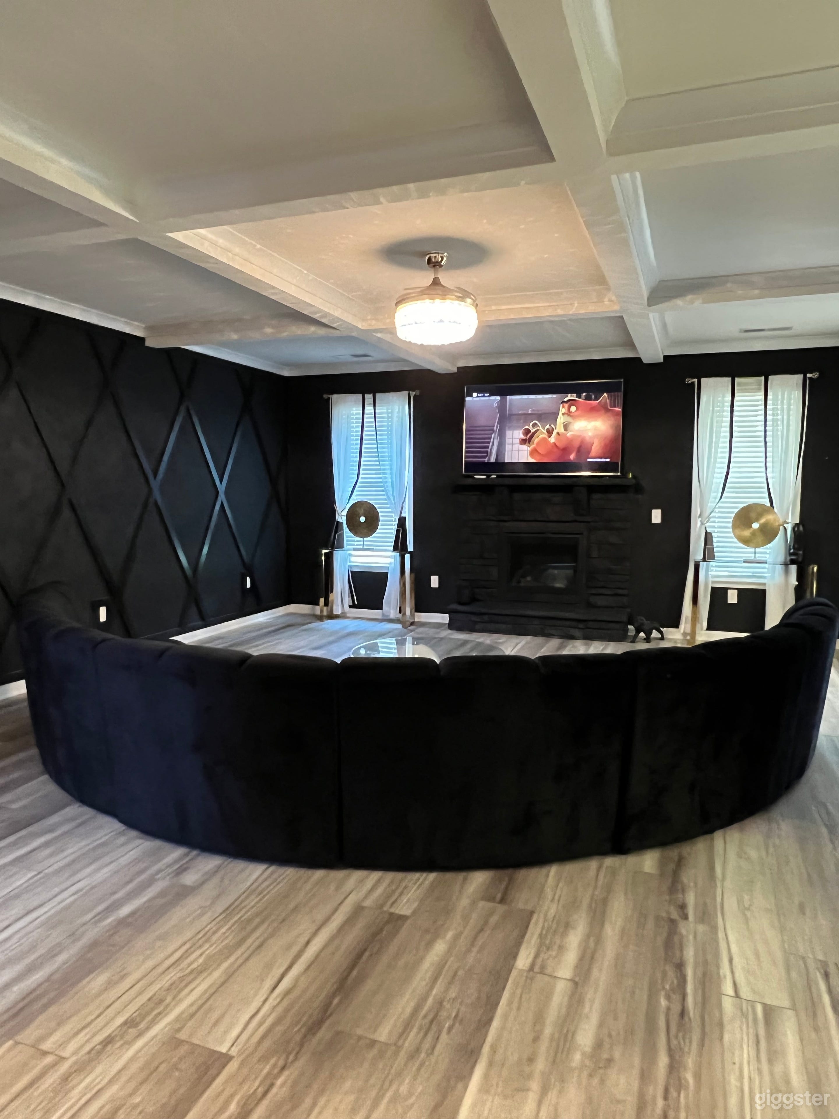 Modern Black House Photo 1