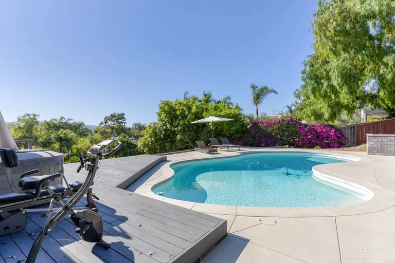  Piscina Moderna y Jacuzzi con Vistas a la Montaña 
