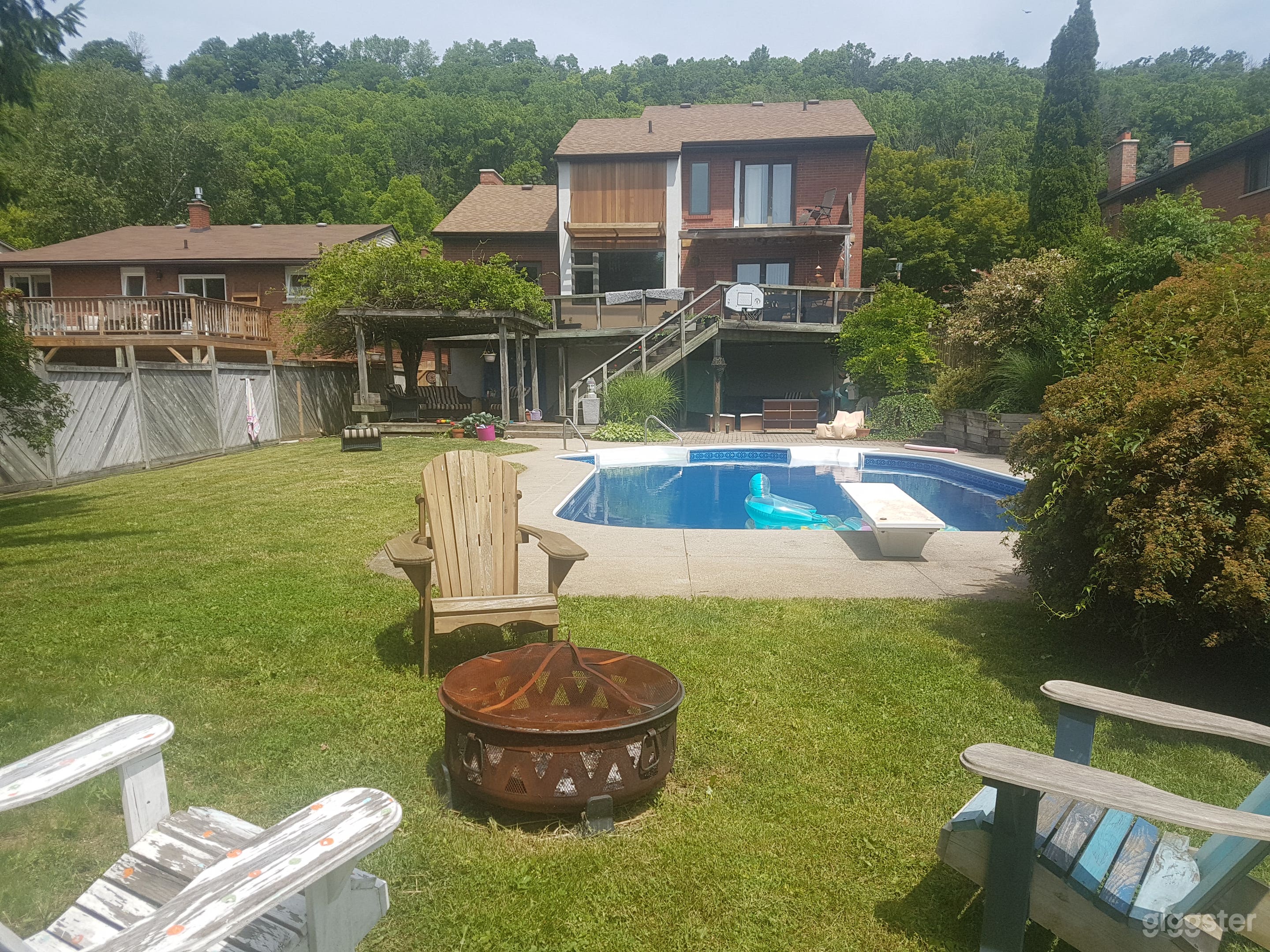 Stunning Home and Large yard with Pool in Dundas Photo 2