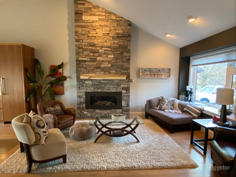  Stunning Home and Large yard with Pool in Dundas 