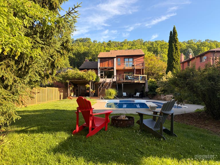  Stunning Home and Large yard with Pool in Dundas 