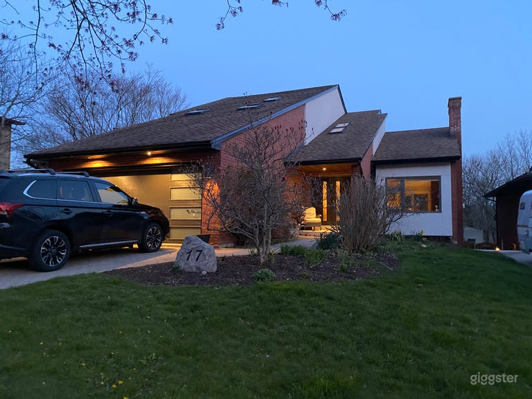  Stunning Home and Large yard with Pool in Dundas 