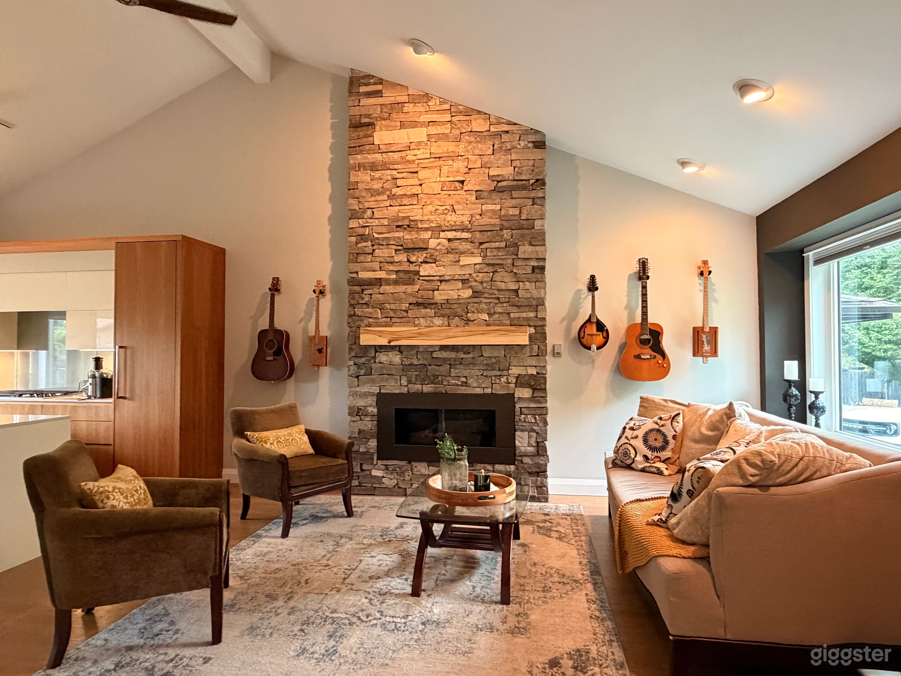 Stunning Home and Large yard with Pool in Dundas Photo 4