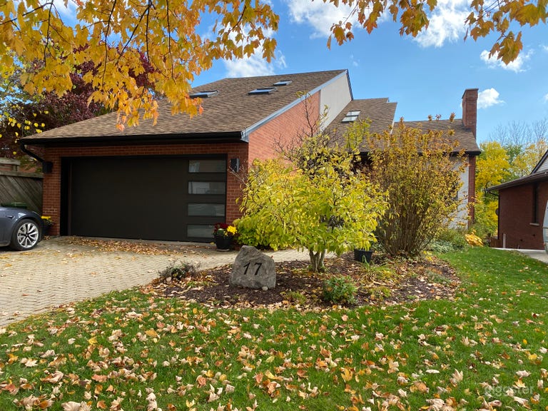  Stunning Home and Large yard with Pool in Dundas 