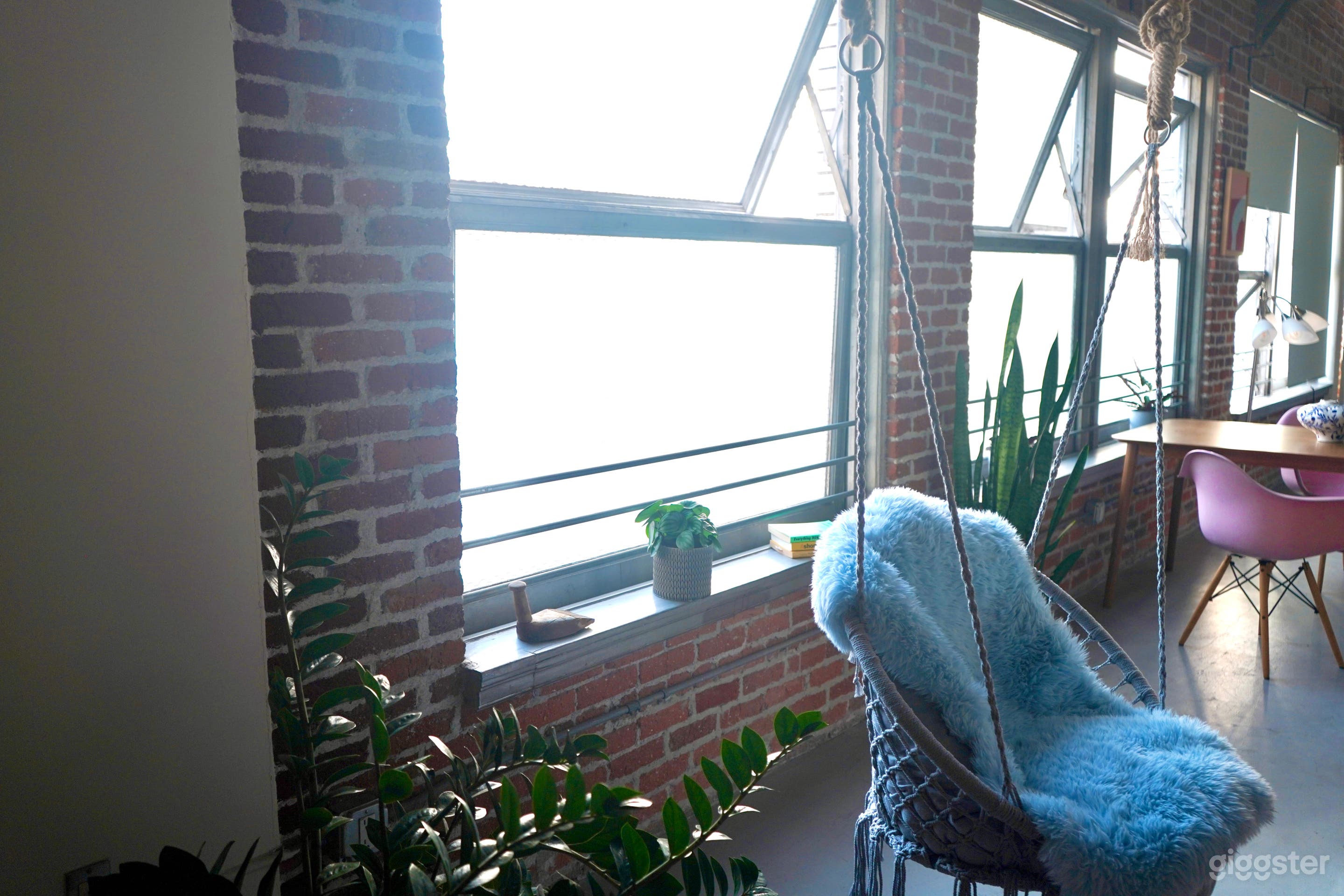 Artist's Penthouse with Spiral Staircase & Private Terrace Photo 4