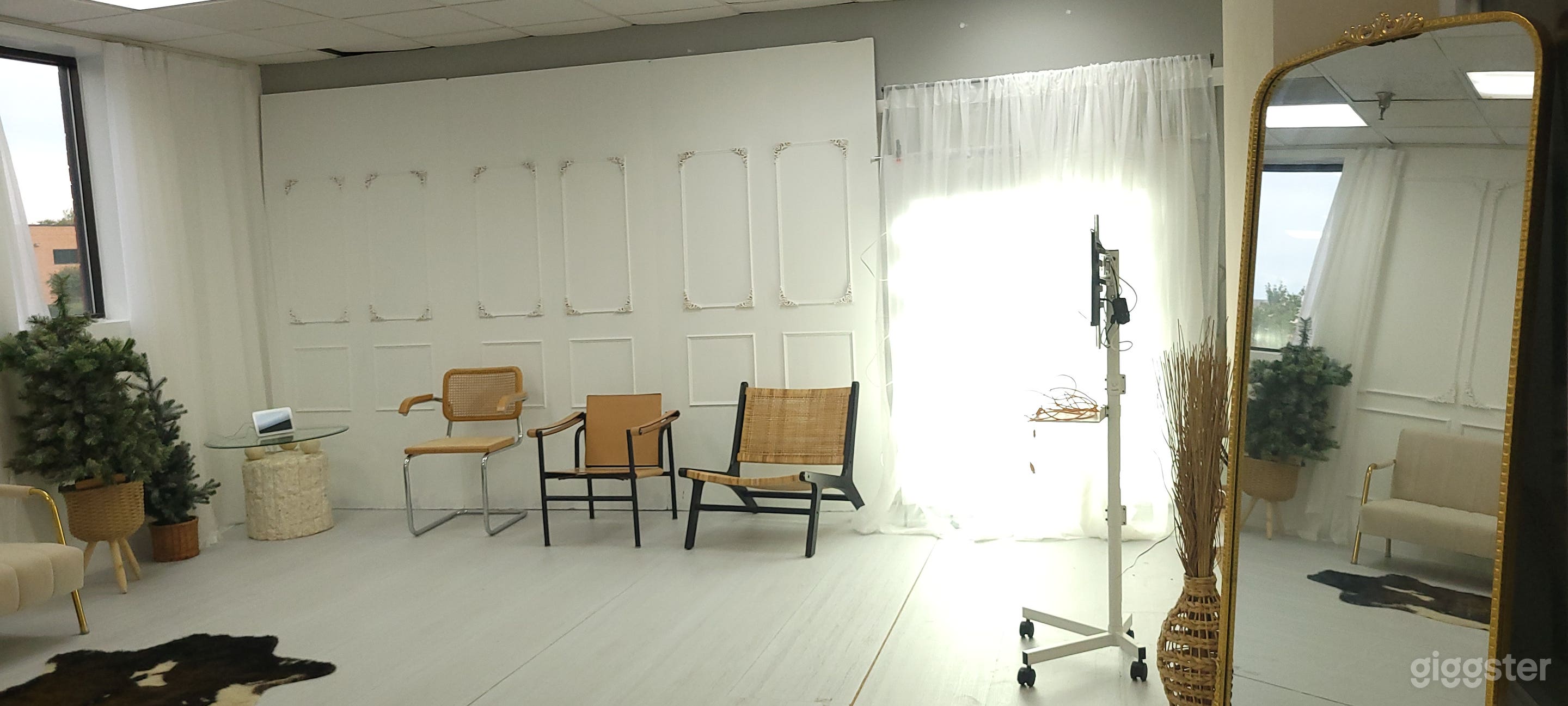 Bright modern space with props Photo 4