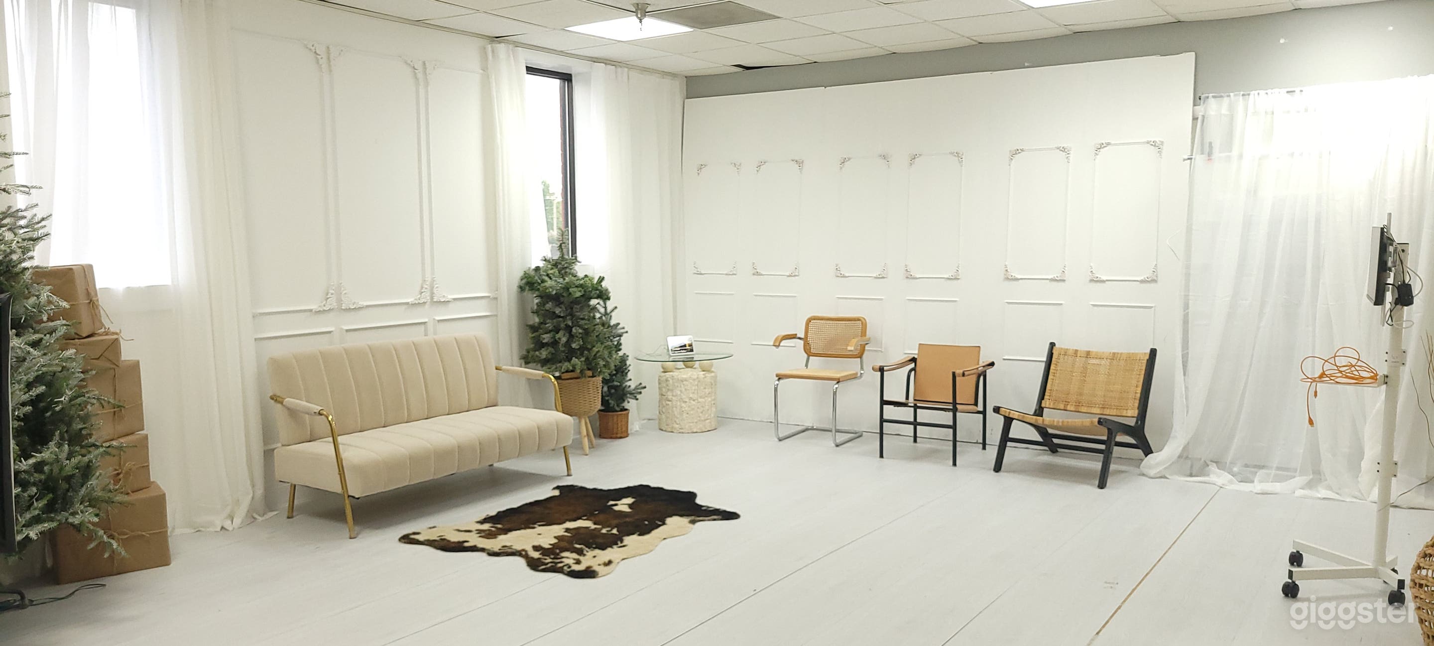 Bright modern space with props Photo 1