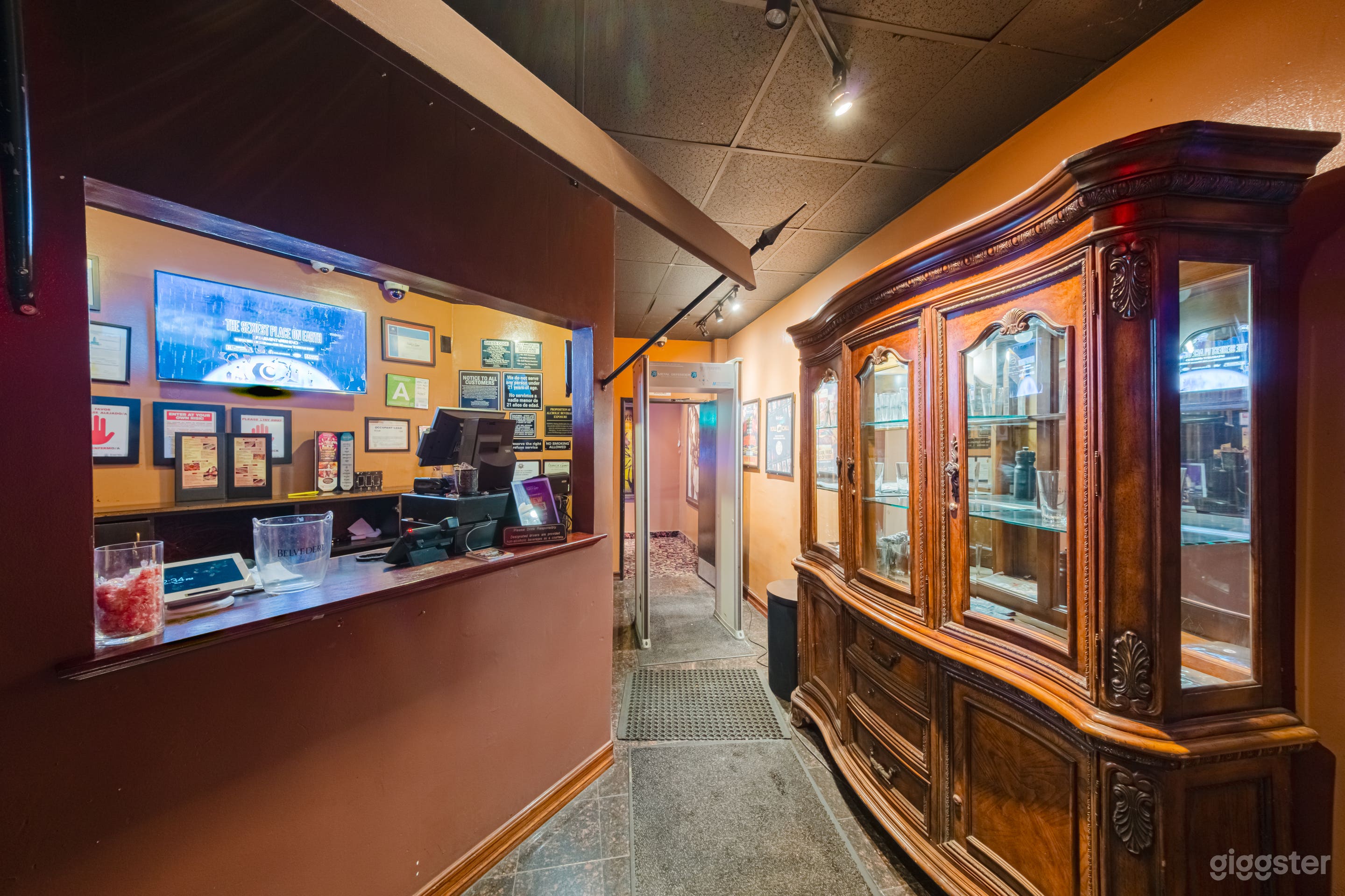 DAMES N GAMES RETRO CHIC HOLLYWOOD GENTS CLUB Photo 4