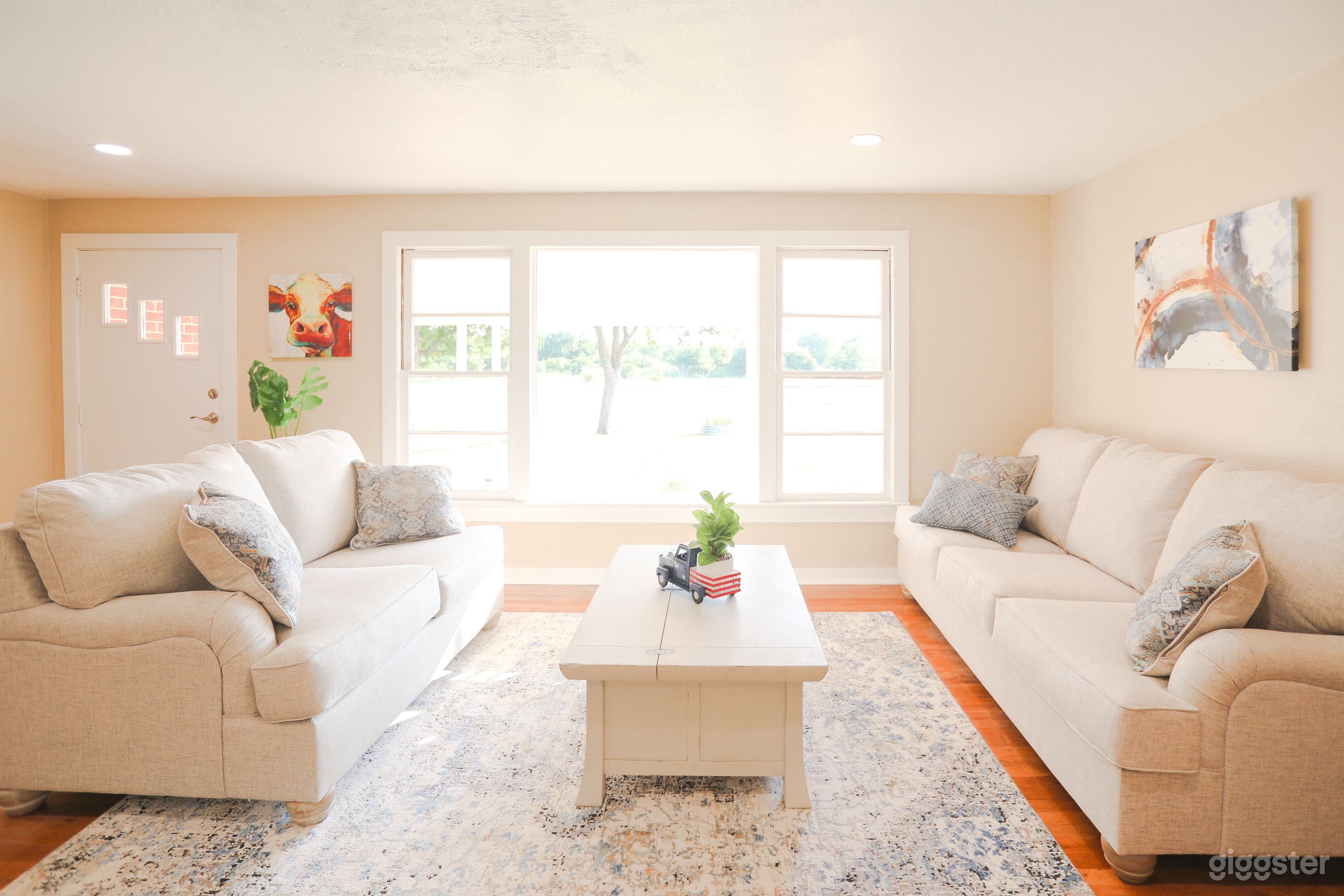 Charming small town farm with photo opportunities Photo 1