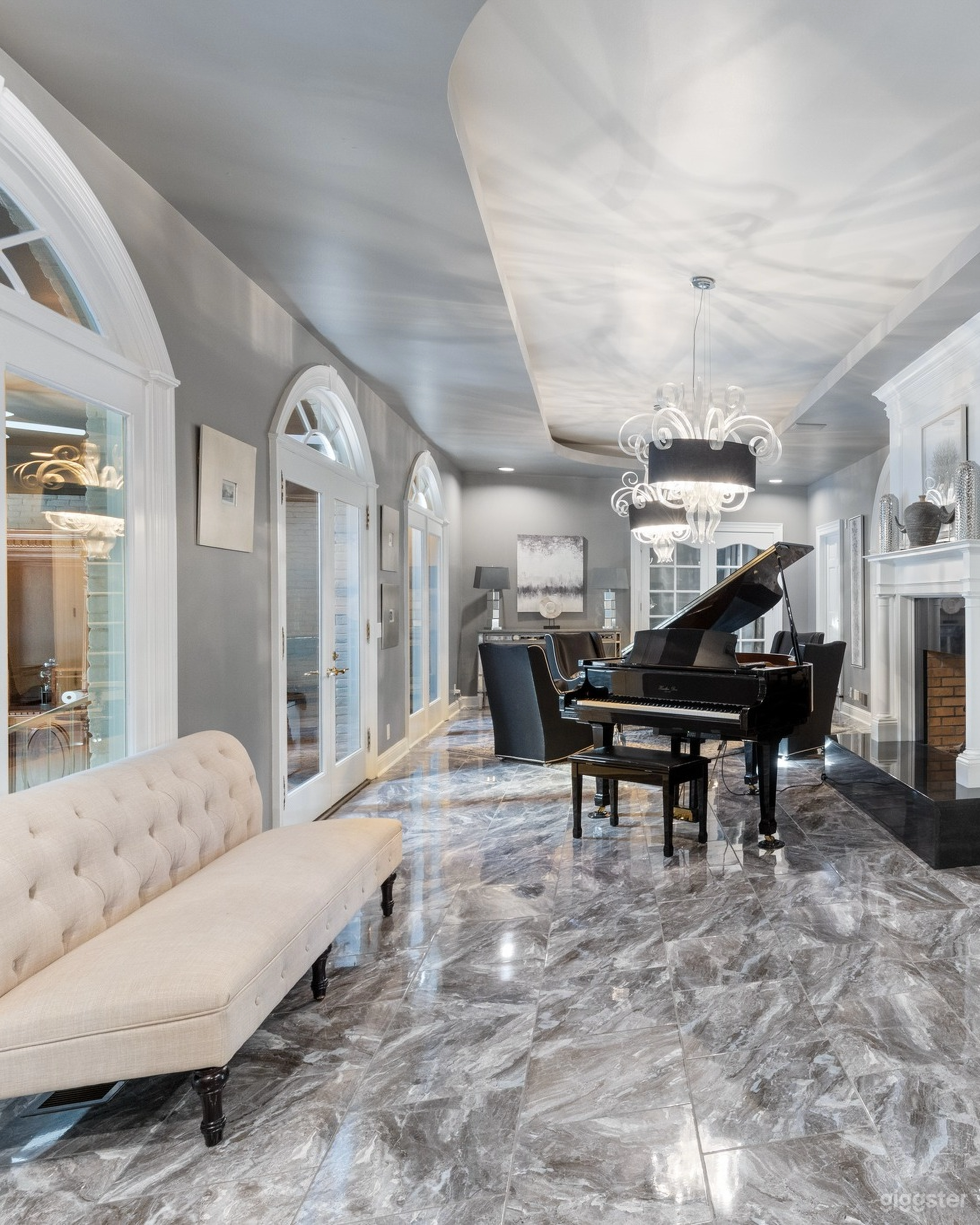 The Grand Living Room Photo 3