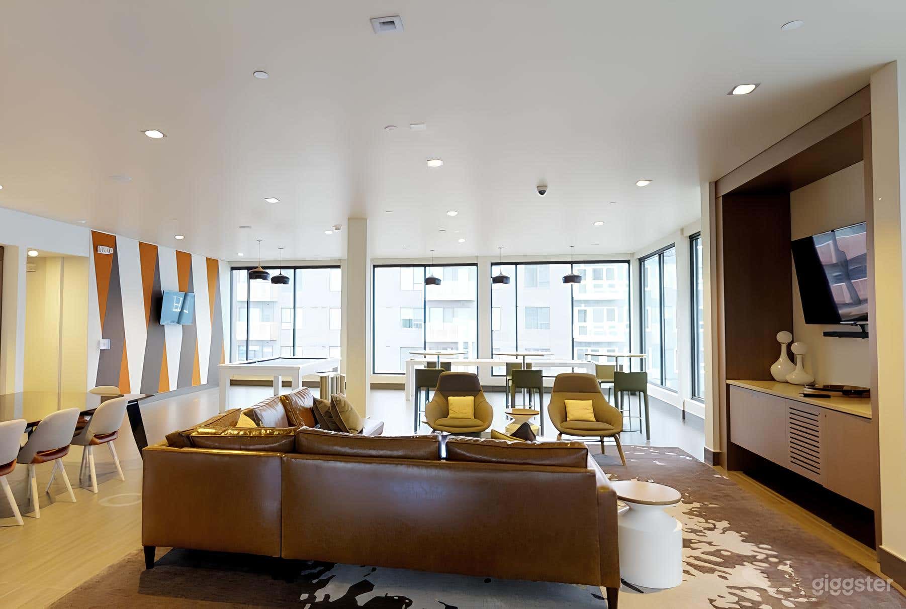 Urban Lounge with Game Area &amp; Panoramic Views Photo 3