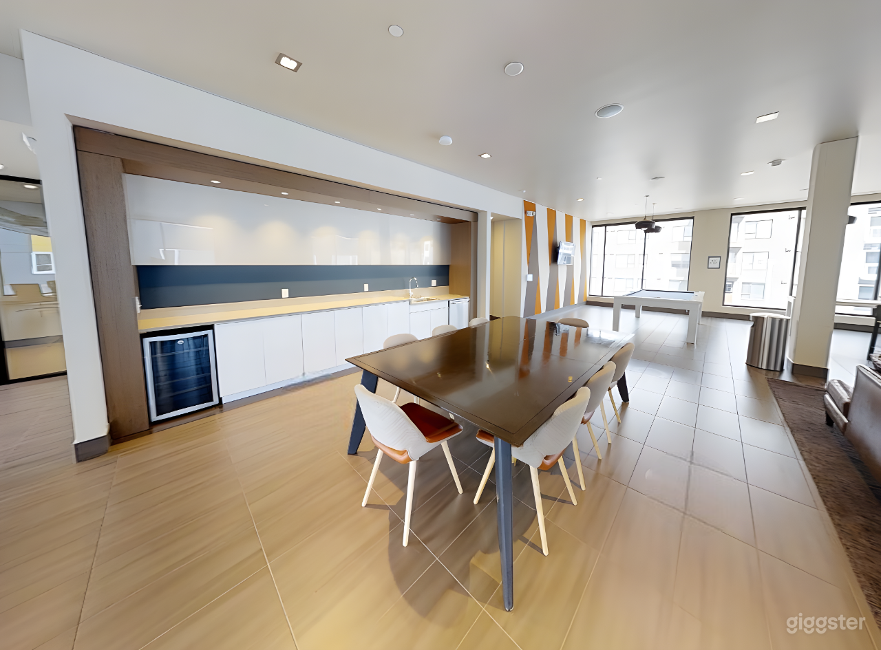 Urban Lounge with Game Area &amp; Panoramic Views Photo 4