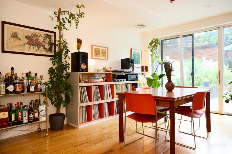  Möbel im Midcentury-Stil, Plattensammlung, viele Zimmerpflanzen. 