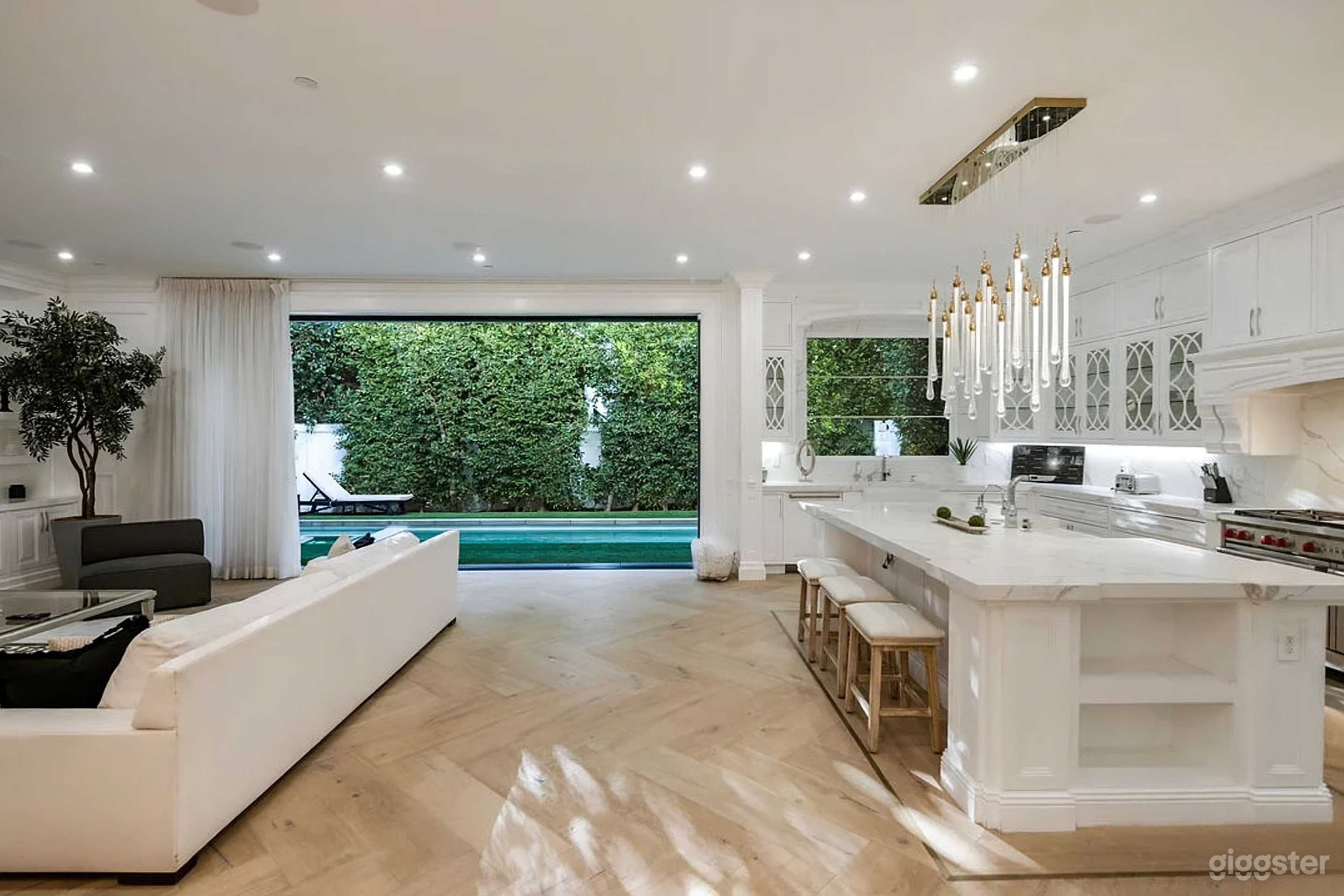 WHITE LUXE OUTDOOR POOL Photo 4