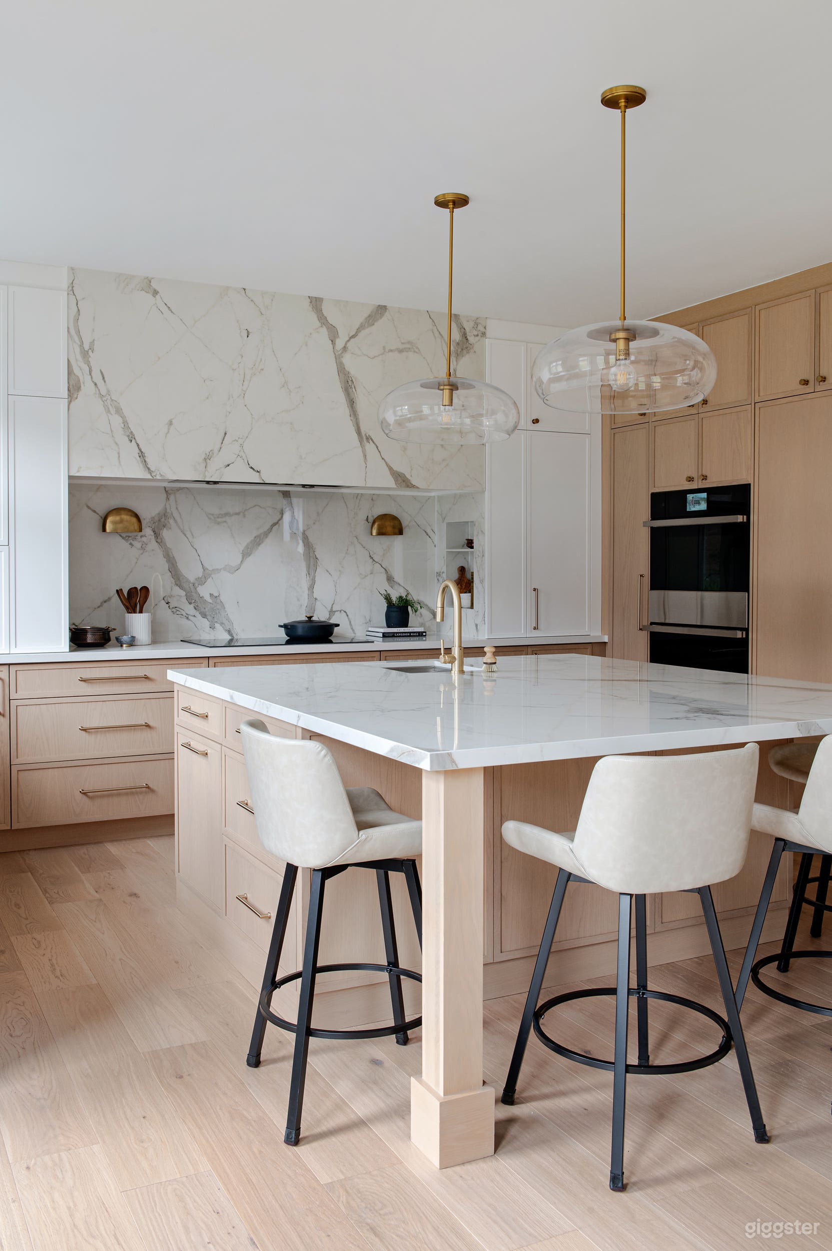 Luxury designer kitchen in the GTA Photo 4
