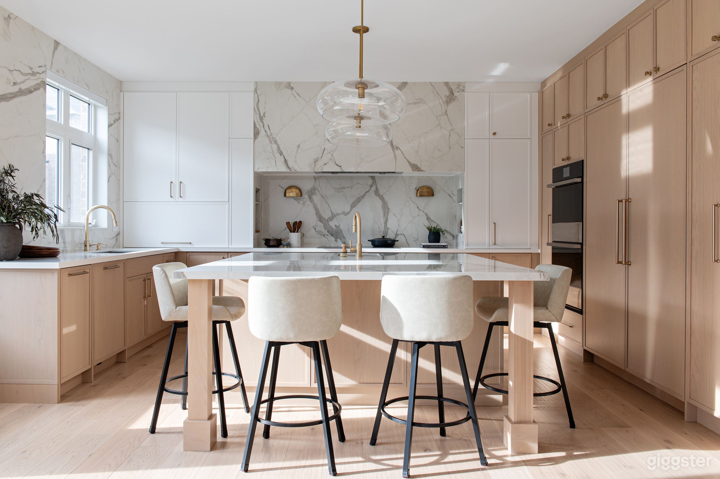 Luxury designer kitchen in the GTA Photo 1