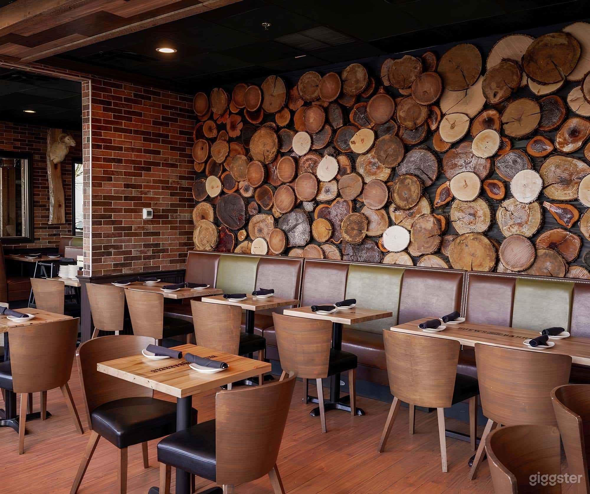 Bar & Grill with Cozy Atmosphere Photo 2
