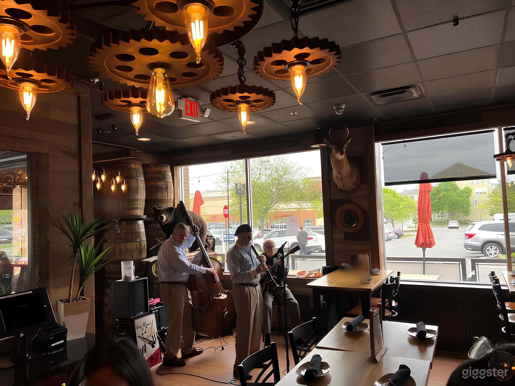 Bar & Grill with Cozy Atmosphere Photo 4