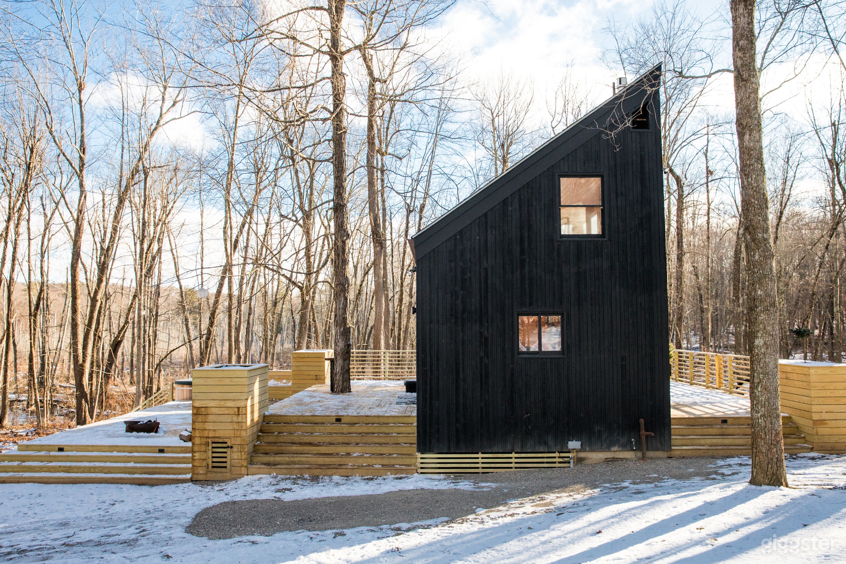 Modern cabin on private lake with floating bed Photo 1