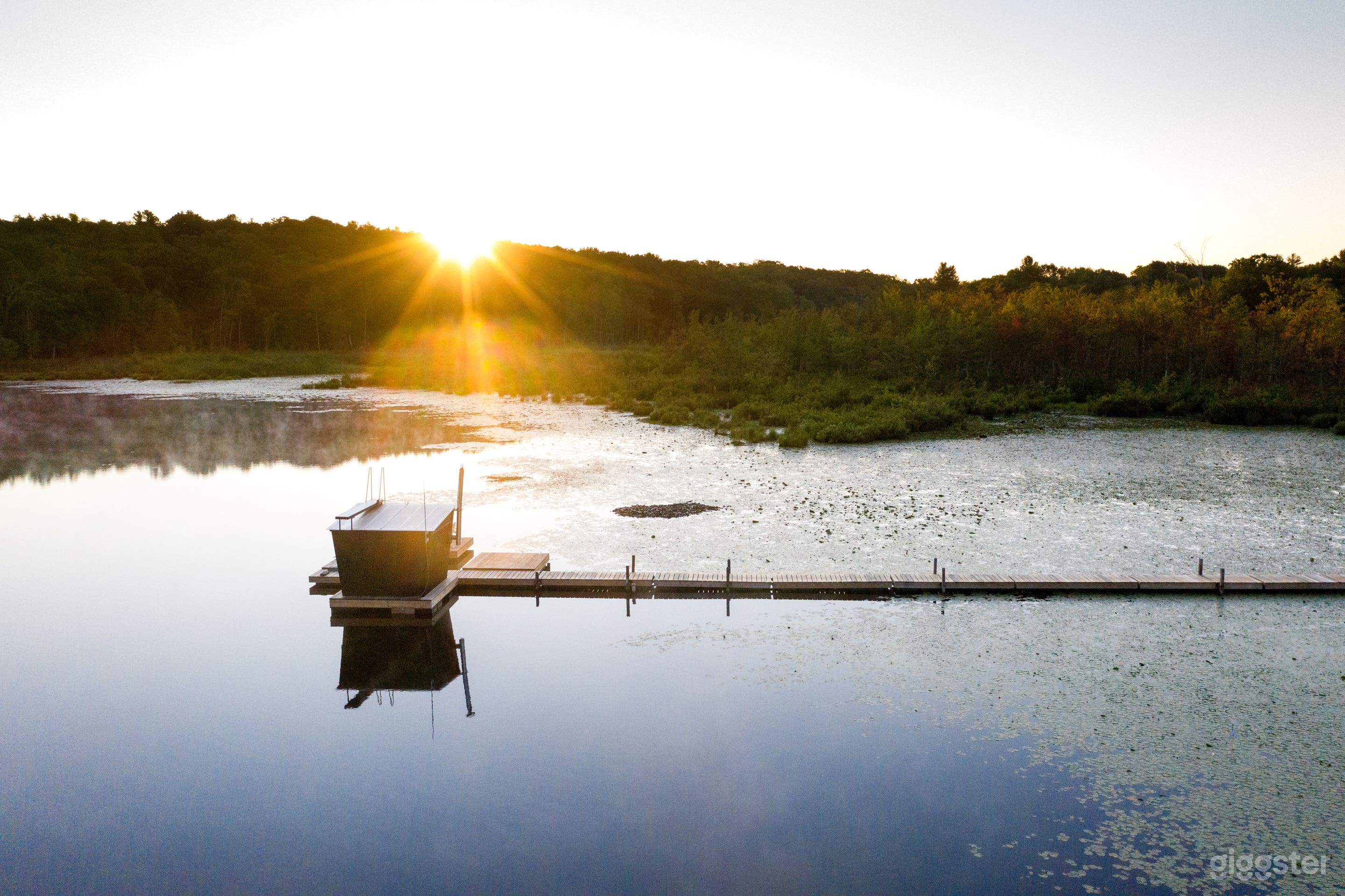 Modern cabin on private lake with floating bed Photo 2