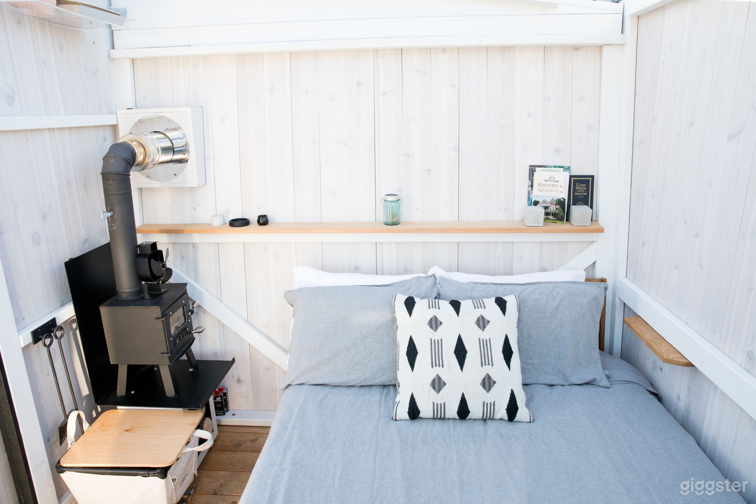 Modern cabin on private lake with floating bed Photo 4