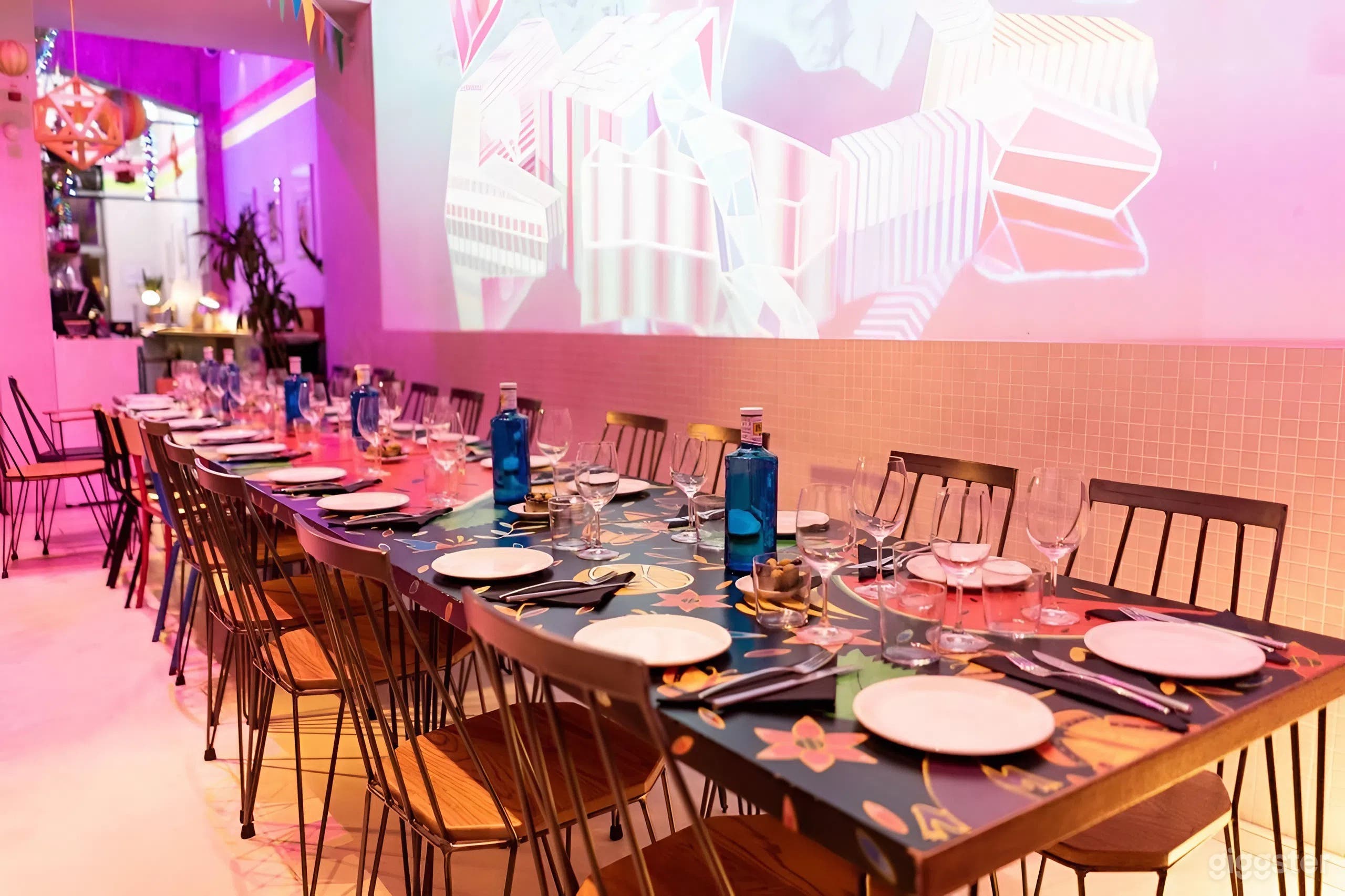 Sala - Stylish &amp; Vibrant Private Room for Events – Seats 22, Cocktails for 30 Photo 3