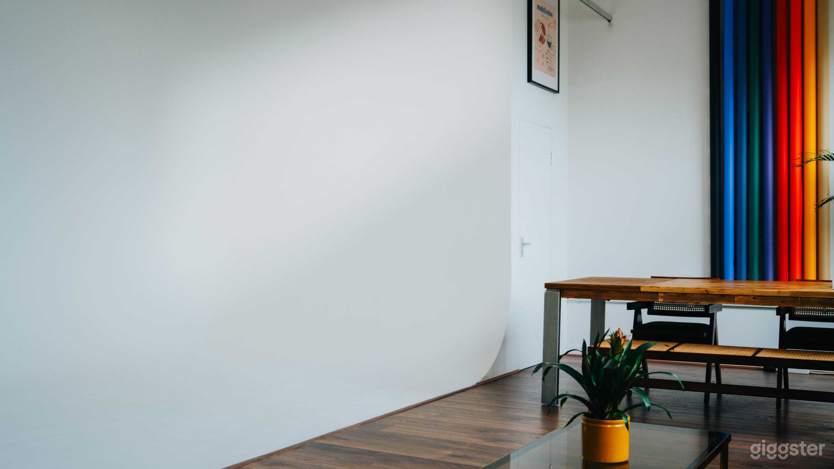 Modern Studio in Stratford With White Cove Photo 2