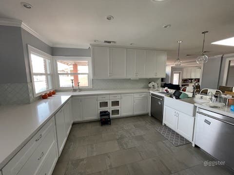 Beautiful Corner Home Photo 2