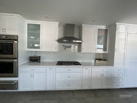 Beautiful Corner Home Photo 3