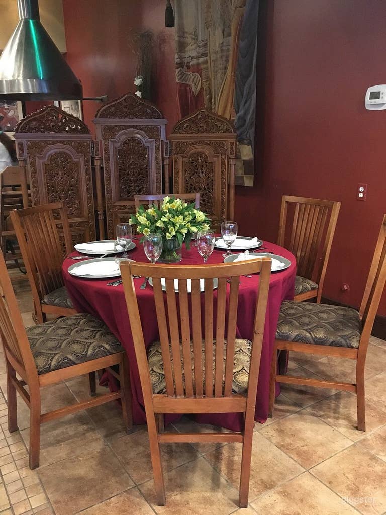  A Warm & Elegant Setting for Any Occasion 